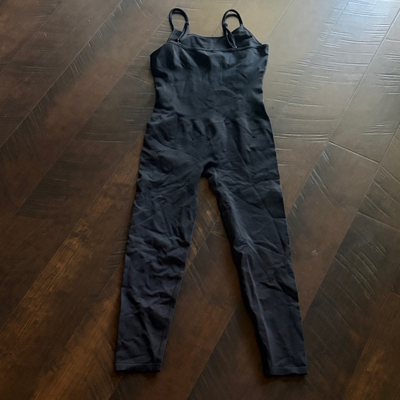 Chic Black Women's Jumpsuit - Picture 3 of 3